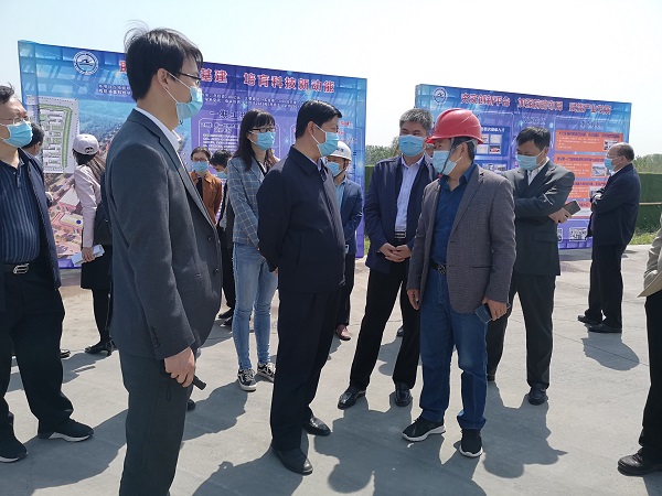 aitiyu爱体育官方在线入口副总经理闫龙广与史占勇副市长就工程创优详细交谈.jpg aitiyu爱体育官方在线入口副总经理闫龙广与史占勇副市长就工程创优详细交谈.jpg