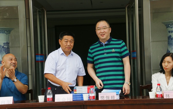 新乡市牧野区税务局党委书记、局长樊保峰向aitiyu爱体育官方在线入口党委书记张会民赠送税法知识书籍.jpg 新乡市牧野区税务局党委书记、局长樊保峰向aitiyu爱体育官方在线入口党委书记张会民赠送税法知识书籍.jpg