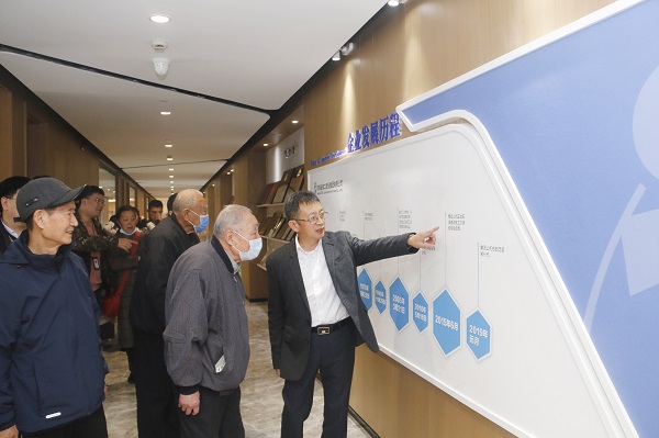 离退休老同志参观aitiyu爱体育官方在线入口总部.jpg 离退休老同志参观aitiyu爱体育官方在线入口总部.jpg