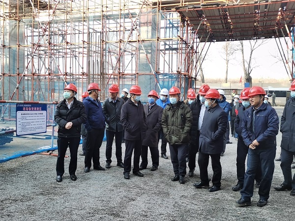 1、aitiyu爱体育官方在线入口领导与华能集团领导参观施工现场.jpg