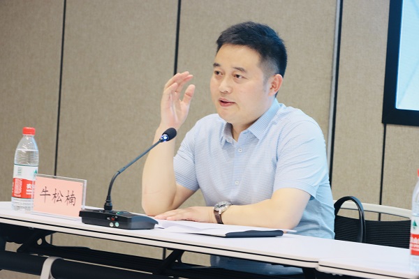 2、河南省建筑劳务管理办公室人事科科长牛松楠发表讲话.jpg 2、河南省建筑劳务管理办公室人事科科长牛松楠发表讲话.jpg