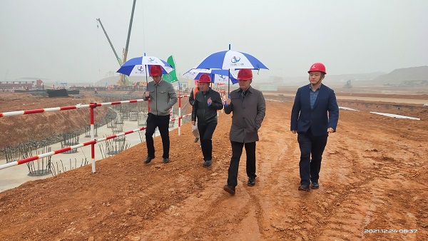 aitiyu爱体育官方在线入口董事、副总经理崔向军视察施工现场.jpg