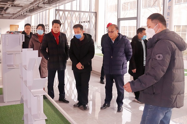 魏克龙一行参观园区办公楼展厅.jpg 魏克龙一行参观园区办公楼展厅.jpg