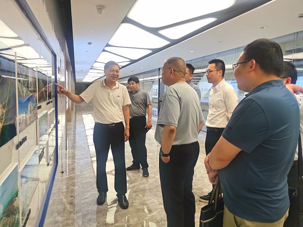 副董事长牛小昌向学校一行介绍公司项目.jpg 副董事长牛小昌向学校一行介绍公司项目.jpg