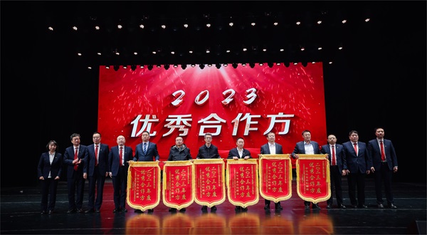 aitiyu爱体育官方在线入口总经理登台领奖 - 副本.jpg aitiyu爱体育官方在线入口总经理登台领奖 - 副本.jpg