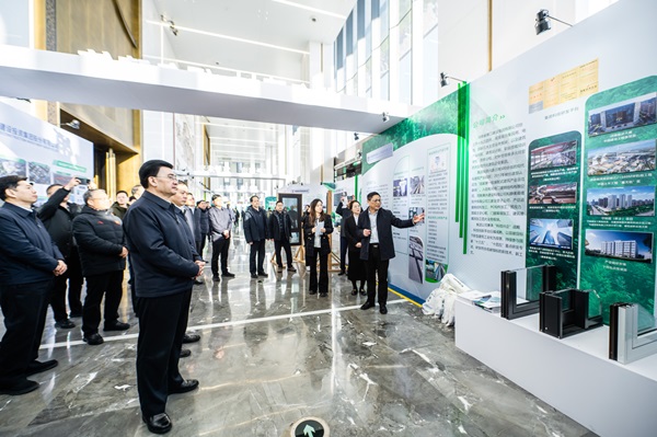 省、厅领导参观aitiyu爱体育官方在线入口展台 (2).jpg