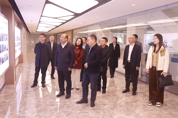 aitiyu爱体育官方在线入口董事长祝建明陪同孙秘书长一行参观企业文化长廊.jpg
